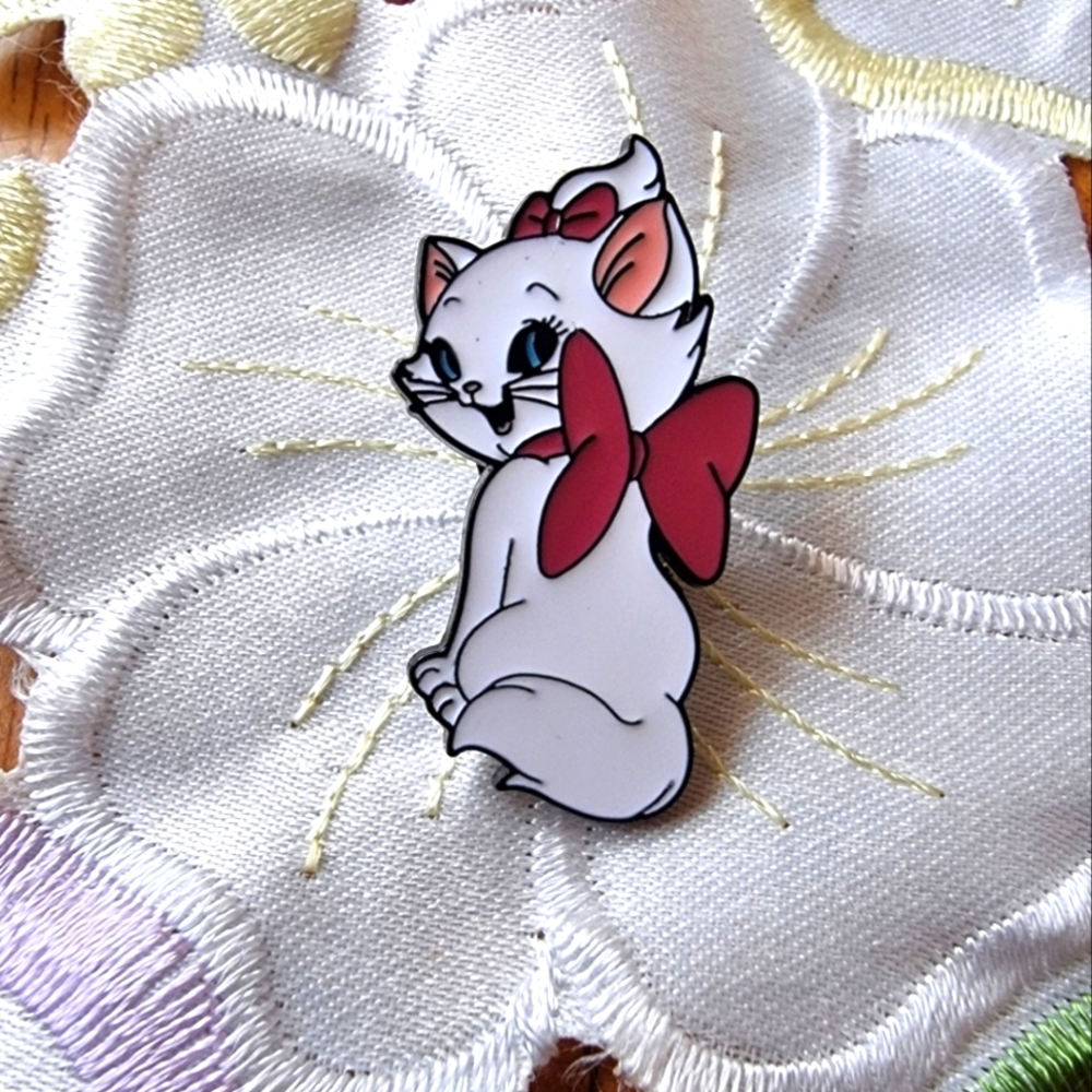 🆕️ Sexy Marie Aristocats Adorable Cat Enamel Pin - White and Pink